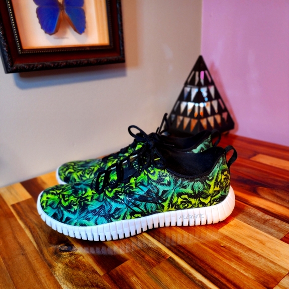 Women's New Balance Green - Picture 1 of 6